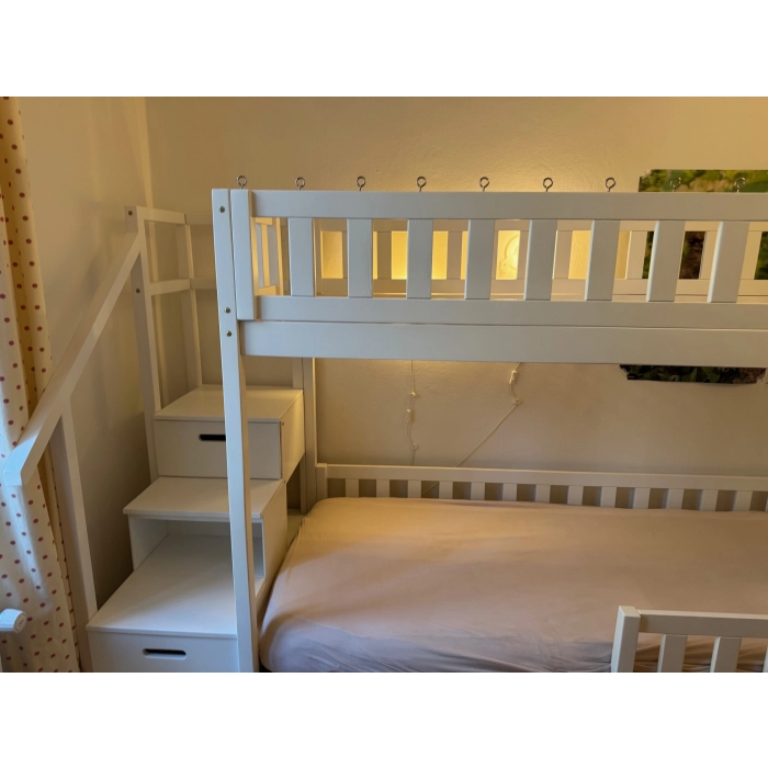 Łóżko piętrowe ze schodami